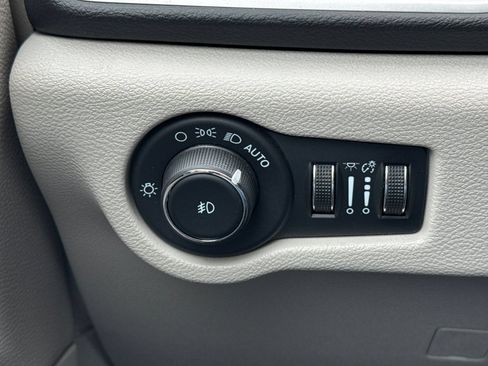 Used 2024 Chrysler Pacifica Touring-L FWD image 39