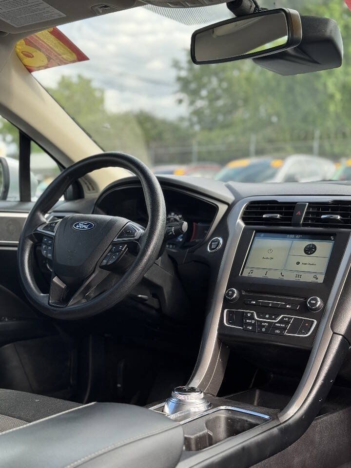 Used 2018 Ford Fusion SE FWD image 18