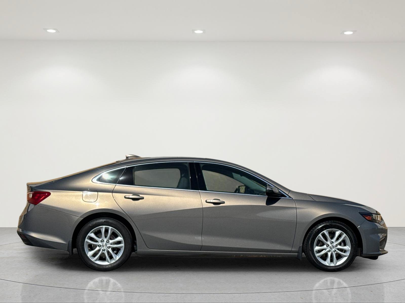 Used 2017 Chevrolet Malibu LT w/ Leather Package FWD image 7