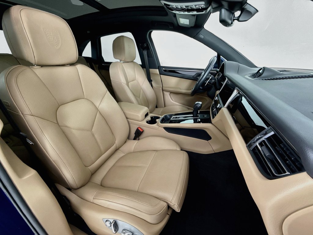 Certified 2025 Porsche Macan AWD/4WD image 30