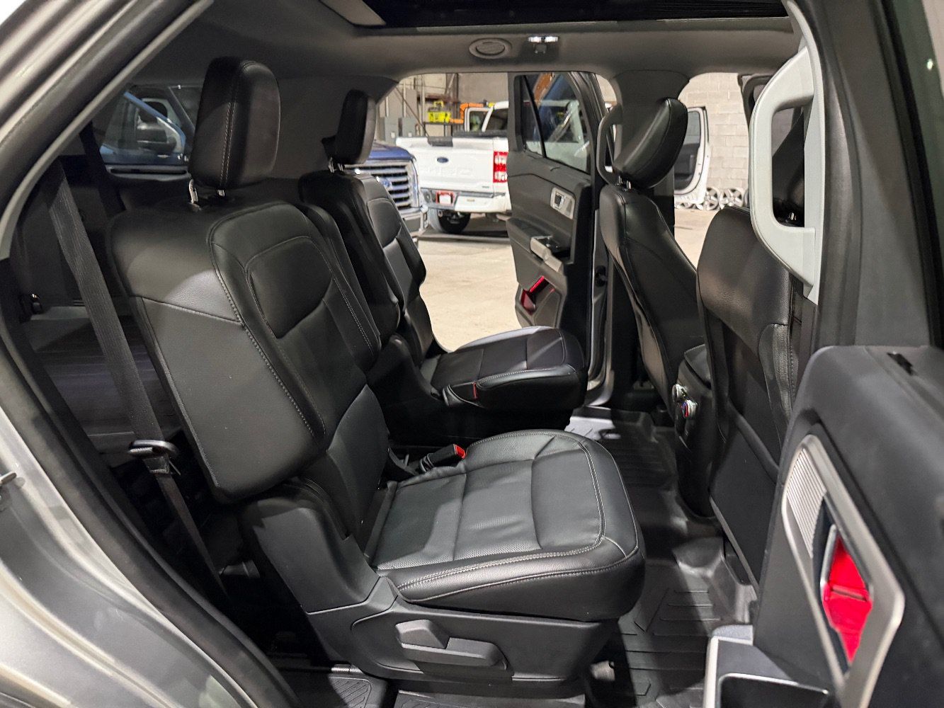 Used 2022 Ford Explorer Limited w/ Equipment Group 301A AWD/4WD image 22