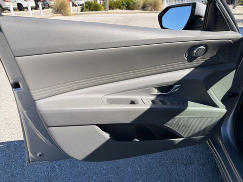 Used 2021 Hyundai Elantra SEL w/ Convenience Package image 13