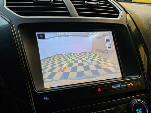 Used 2017 Ford Explorer XLT w/ Equipment Group 202A image 25