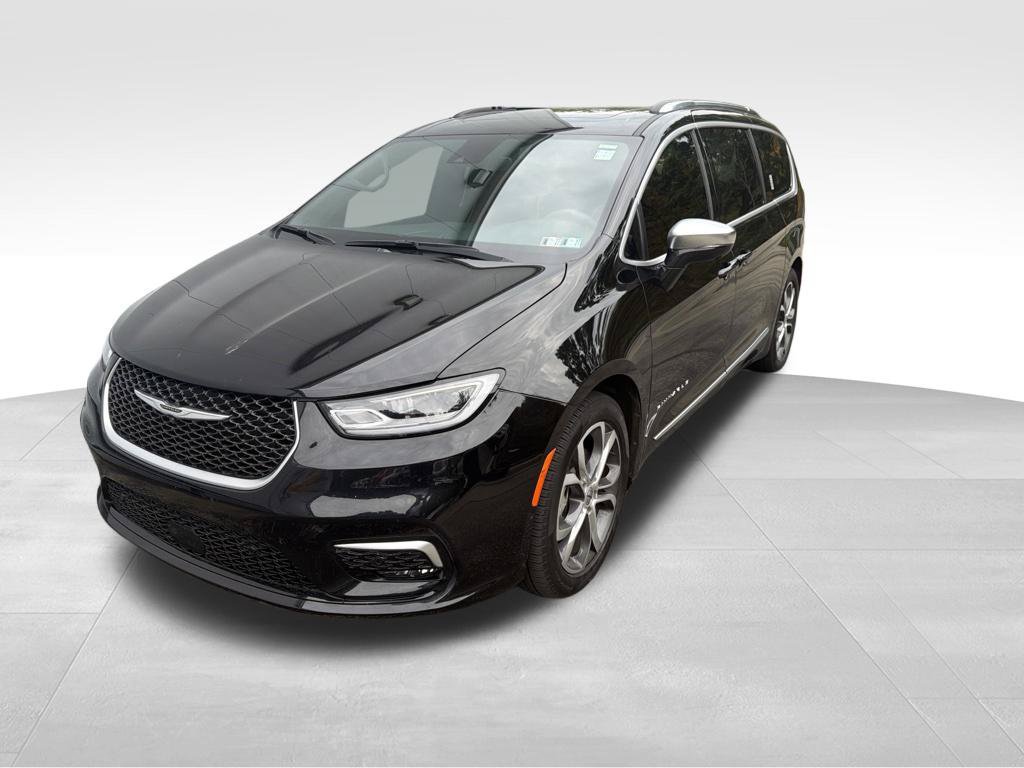 Used 2025 Chrysler Pacifica Pinnacle FWD image 1