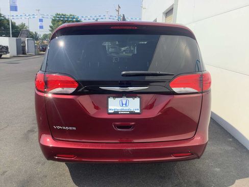Used 2023 Chrysler Voyager LX FWD image 5