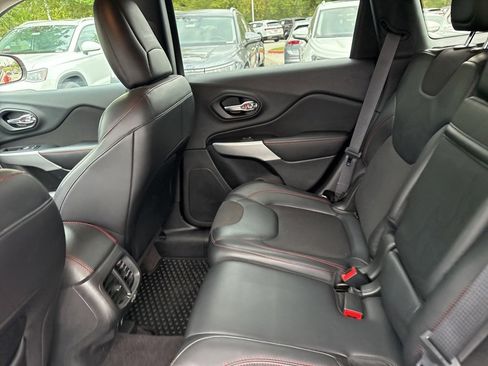 Used 2017 Jeep Cherokee Trailhawk image 14