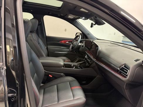 Used 2024 Chevrolet Traverse RS image 36