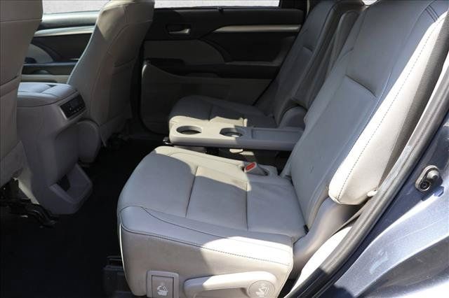 Used 2019 Toyota Highlander XLE AWD/4WD image 23