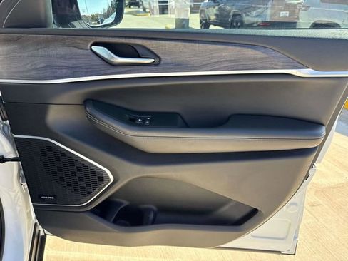 Used 2023 Jeep Grand Cherokee 4WD 4xe image 16