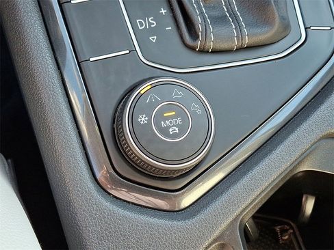 Used 2021 Volkswagen Tiguan SE image 24