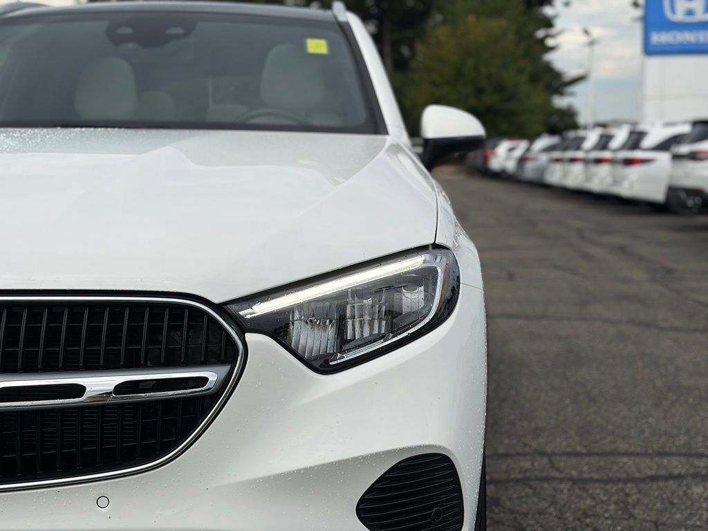 Used 2025 Mercedes-Benz GLC 300 4MATIC image 4