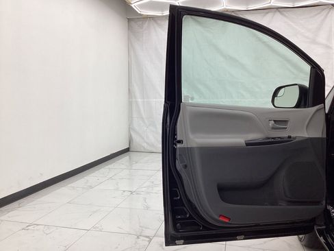 Used 2015 Toyota Sienna LE AWD/4WD image 18