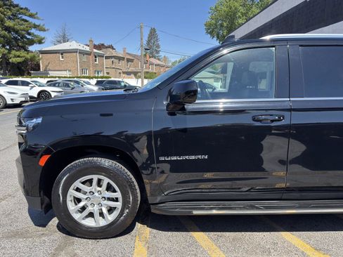 Used 2023 Chevrolet Suburban LT RWD image 4