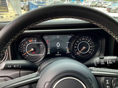 Used 2025 Jeep Wrangler Unlimited Rubicon AWD/4WD image 14