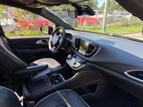 Used 2025 Chrysler Pacifica Limited FWD image 9