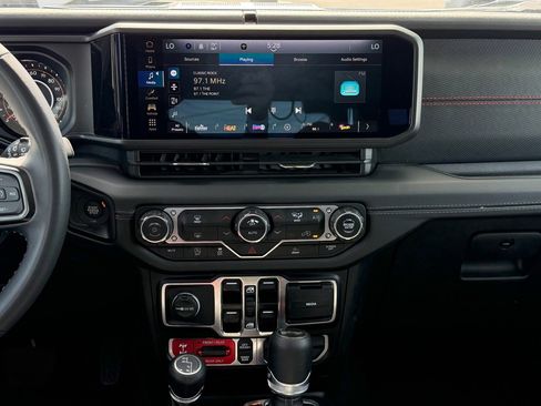 Used 2025 Jeep Wrangler Rubicon AWD/4WD image 10