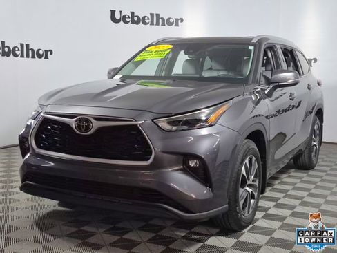 Used 2022 Toyota Highlander XLE AWD/4WD image 3