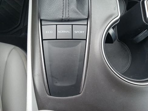 Used 2022 Toyota Camry SE FWD image 18