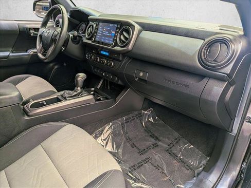 Used 2021 Toyota Tacoma TRD Off-Road w/ Technology Package AWD/4WD image 27