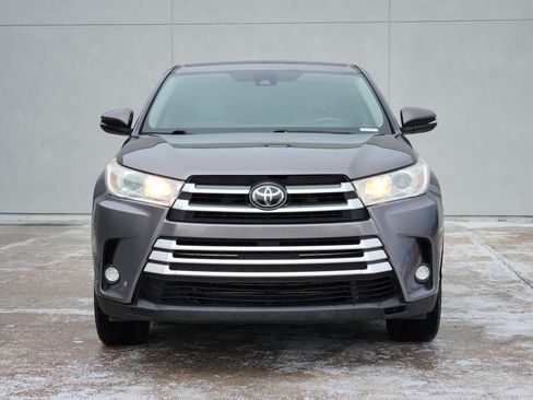 Used 2017 Toyota Highlander Plus FWD image 3