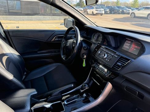 Used 2017 Honda Accord Sport image 23