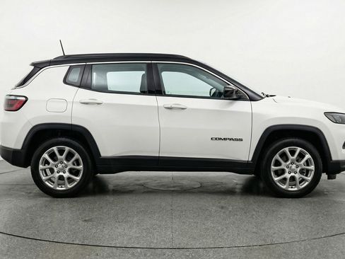 Used 2025 Jeep Compass Limited image 11