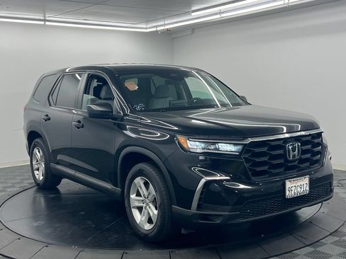 Used 2023 Honda Pilot LX image 3