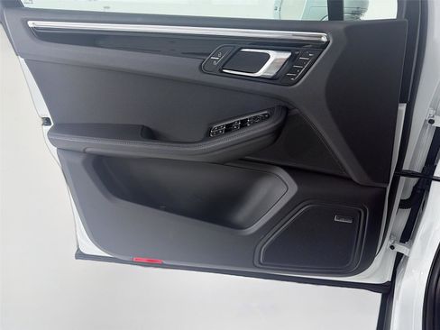 Certified 2025 Porsche Macan image 6