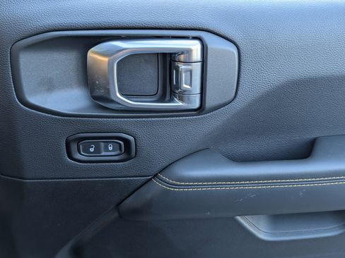 Used 2025 Jeep Wrangler Sahara image 21