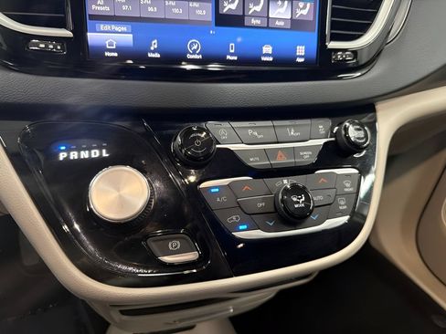 Used 2023 Chrysler Pacifica Touring-L FWD image 39
