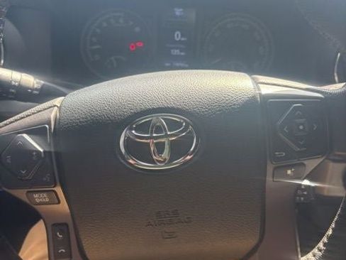 Used 2016 Toyota Tacoma TRD Off-Road w/ Towing Package image 12
