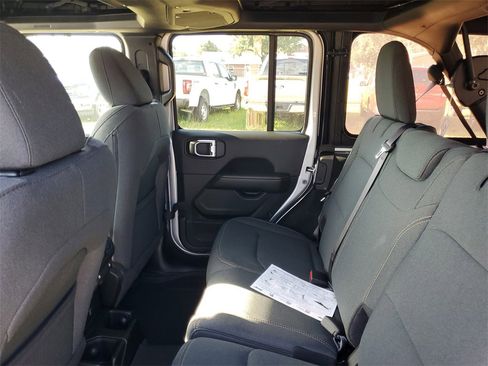 Used 2024 Jeep Wrangler Sahara image 28