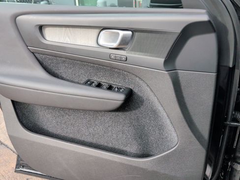 Used 2025 Volvo XC40 B5 Core image 29