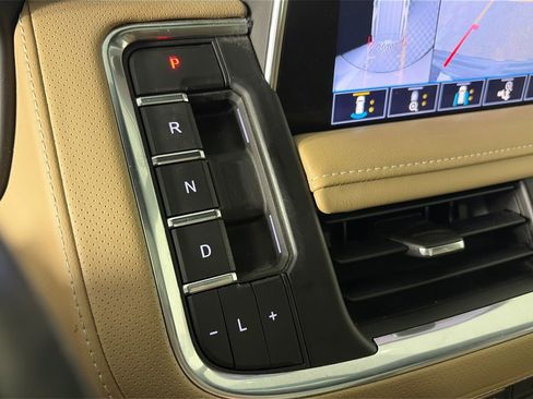 Used 2021 Chevrolet Tahoe Premier w/ Premium Package AWD/4WD image 23