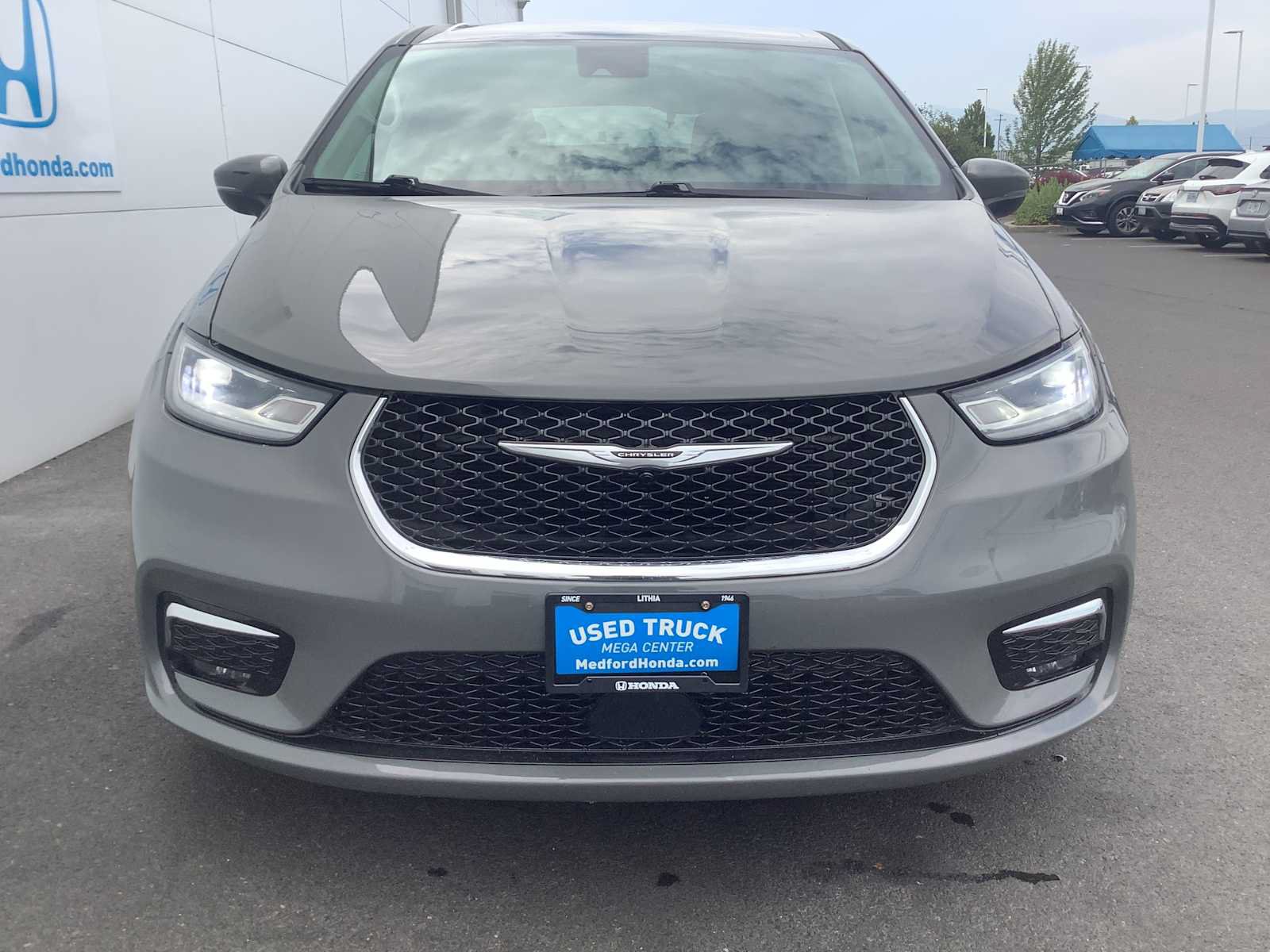 Used 2023 Chrysler Pacifica Touring-L FWD image 9