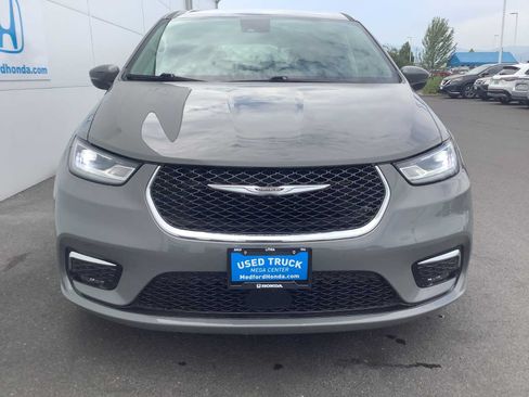 Used 2023 Chrysler Pacifica Touring-L FWD image 9