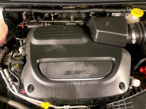Used 2024 Chrysler Pacifica Touring-L FWD image 31