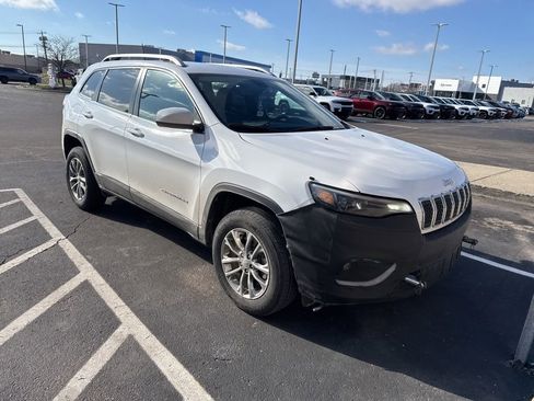 Used 2019 Jeep Cherokee Latitude Plus w/ Comfort/Convenience Group image 2