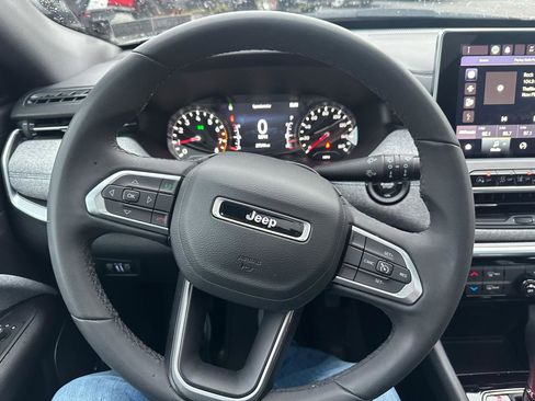 Used 2024 Jeep Compass Latitude w/ Sun and Sound Group image 18