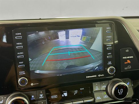 Used 2022 Toyota Highlander XLE image 17