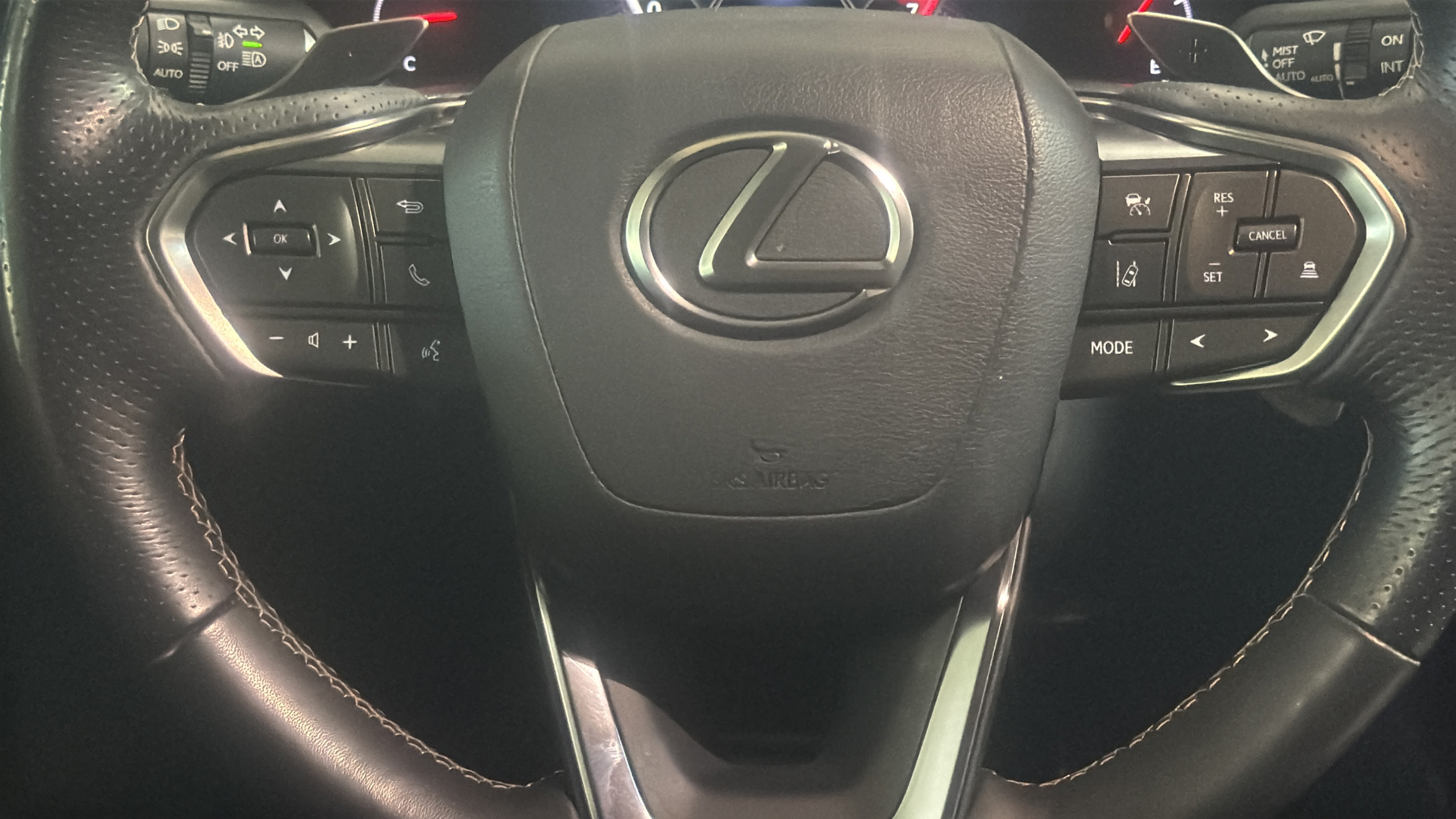 Used 2023 Lexus LX 600 F Sport w/ Accessory Package (Z1) AWD/4WD image 17