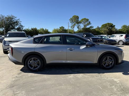 New 2025 Kia K4 LXS image 3
