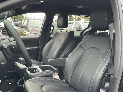 New 2026 Chrysler Pacifica Select image 15