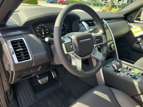 New 2025 Land Rover Discovery Metropolitan Edition image 25