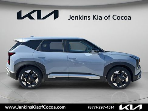 New 2027 Kia Seltos S FWD image 3