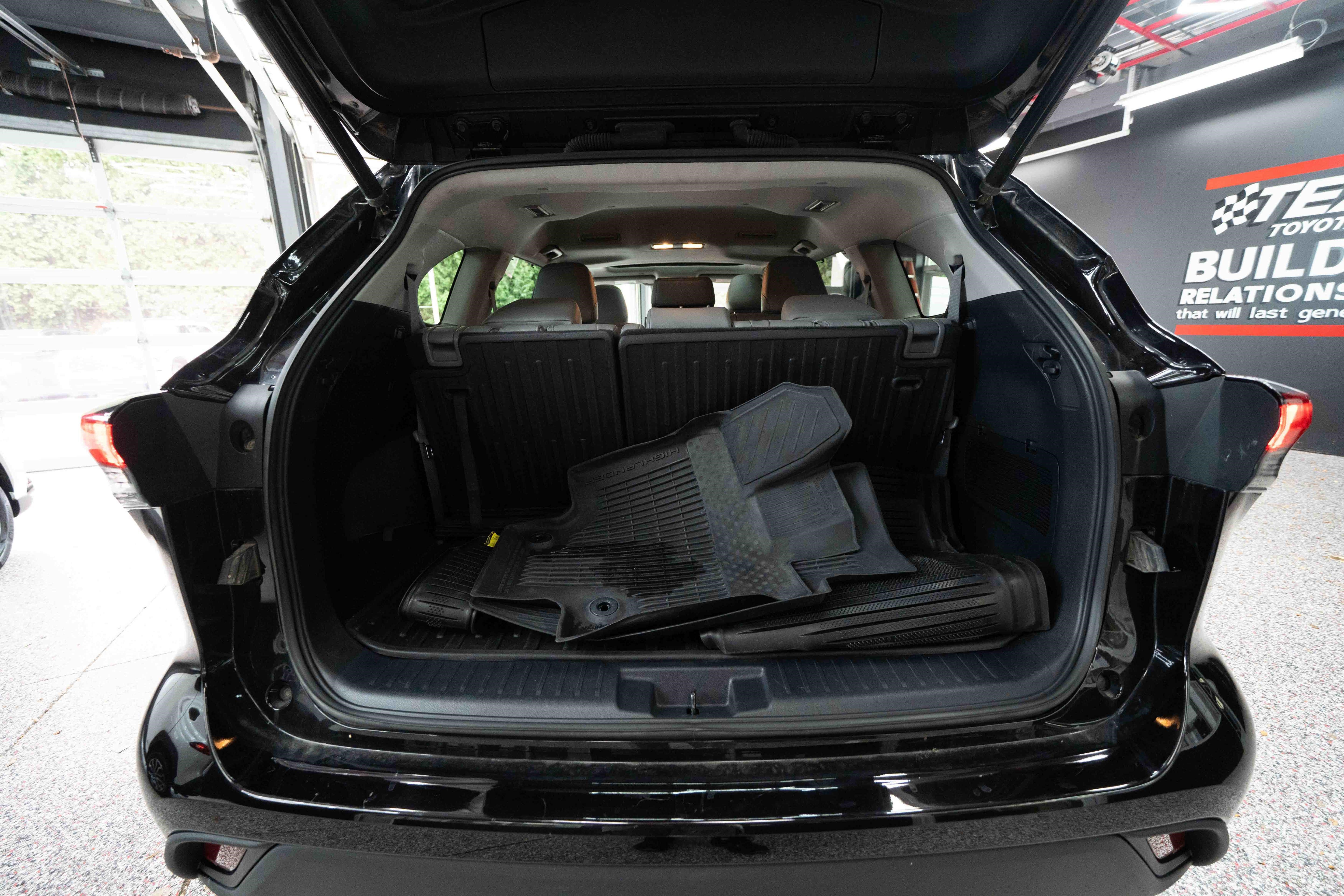 Used 2021 Toyota Highlander XLE AWD/4WD image 27