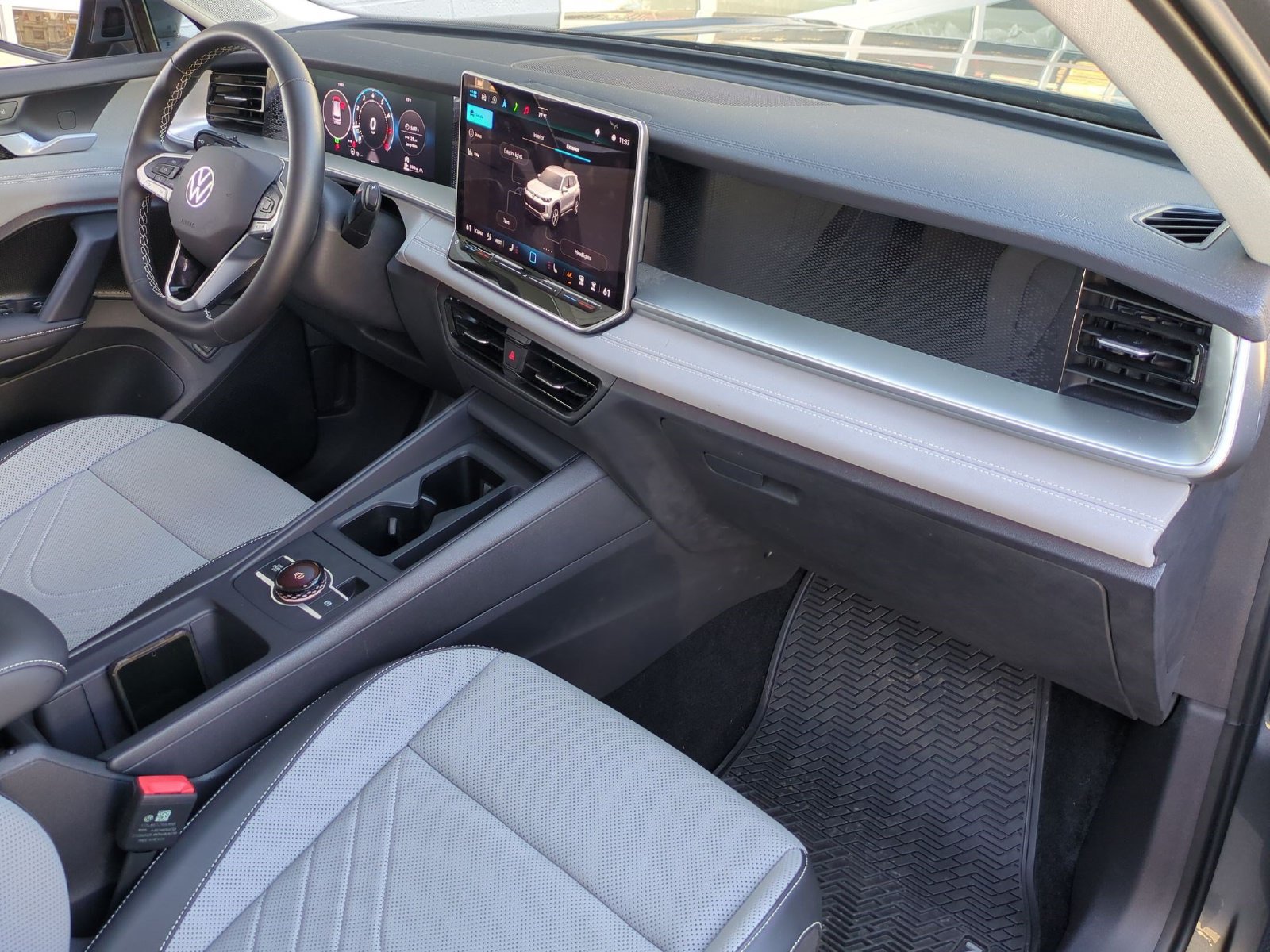 Used 2025 Volkswagen Tiguan SE w/ Panoramic Sunroof Package AWD/4WD image 21
