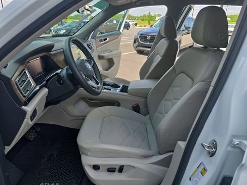 Used 2024 Volkswagen Atlas SE w/ Panoramic Sunroof Package FWD image 13