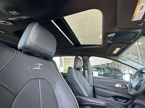 New 2027 Chrysler Pacifica Limited FWD image 18