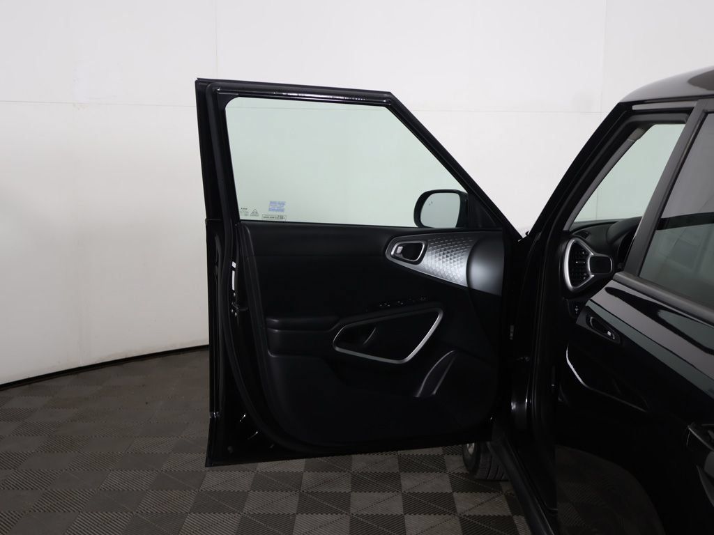 Used 2023 Kia Soul LX w/ LX Technology Package FWD image 16